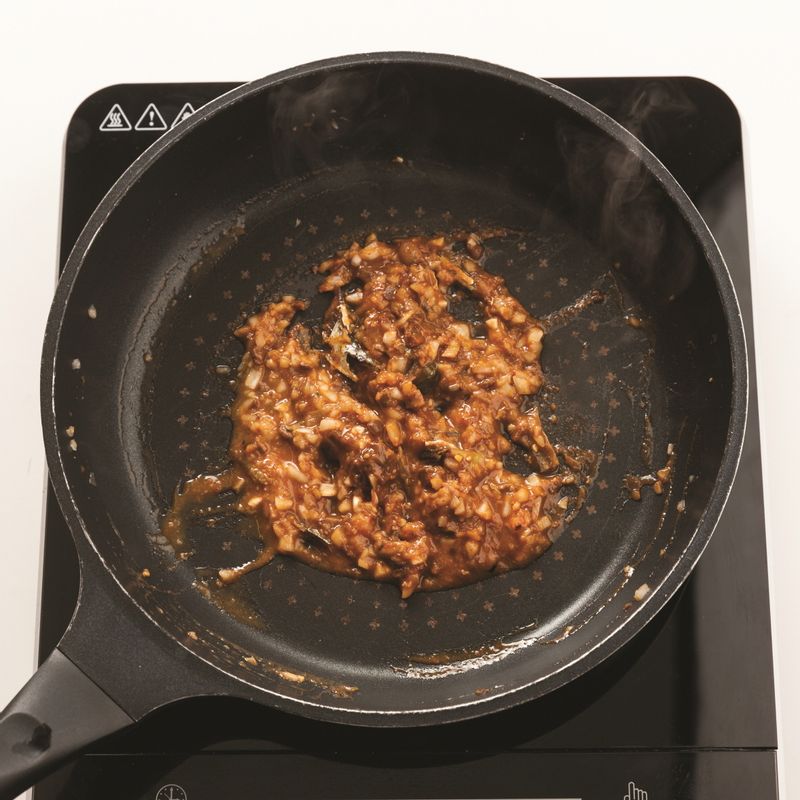 된장, 다진 마늘, 쌀뜨물을 넣고 중약불에서 저어가며 볶아주세요.
*Tip. 쌀뜨물은 네 번째 쌀 씻은 물이 좋습니다.