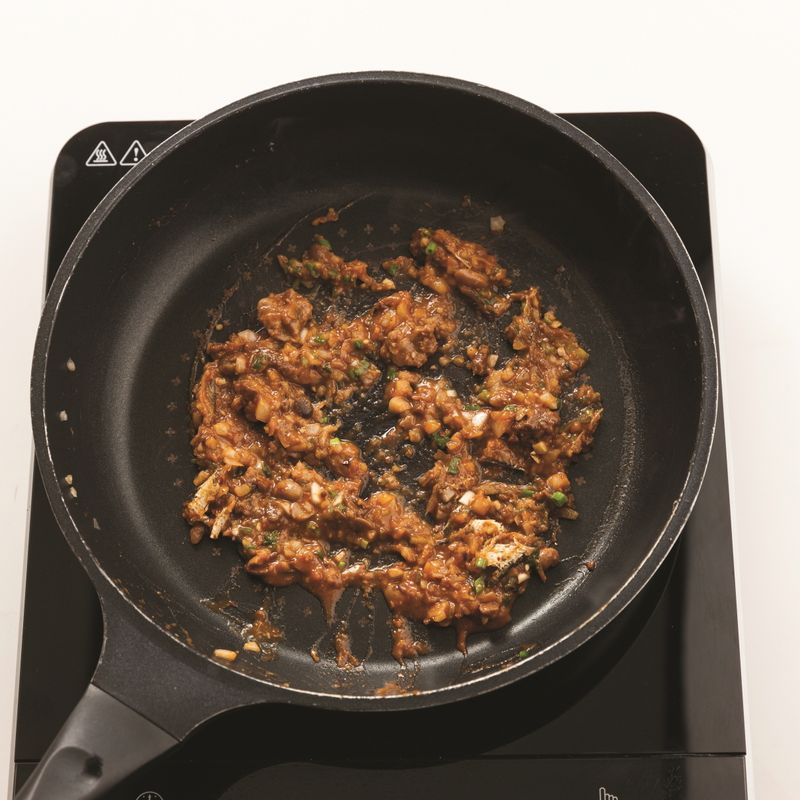 순서 3에 송송 썬 쪽파를 넣어 약불에서 1분간 볶고 참기름, 참깨를 넣어 골고루 섞은 뒤 불을 꺼주세요.