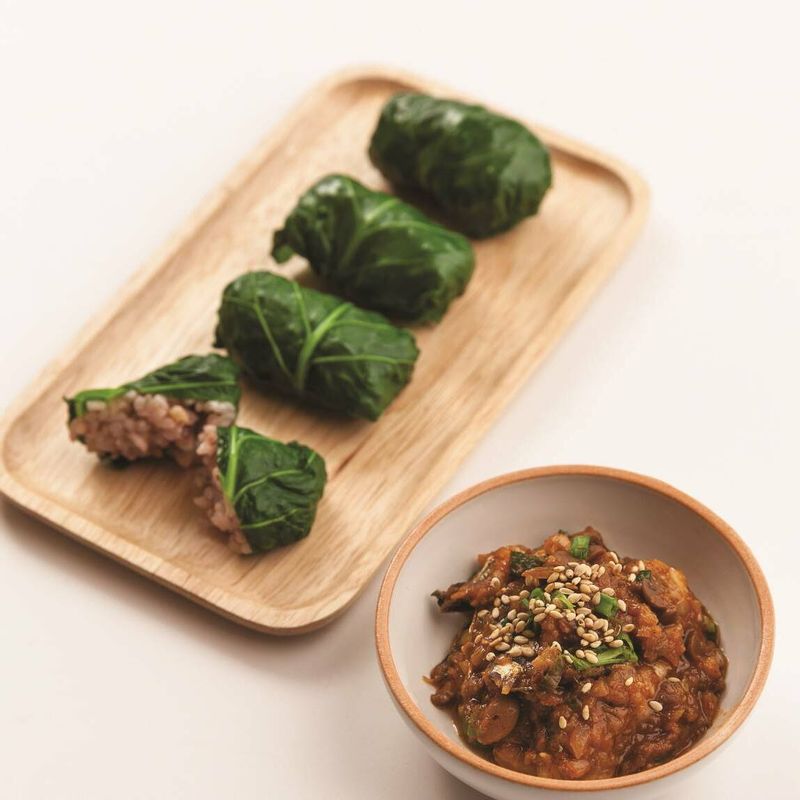 완성된 케일쌈밥에 멸치쌈장을 곁들여 맛있게 드세요!