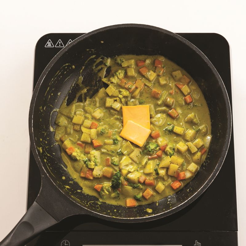 체다치즈를 넣고 치즈가 녹을 때까지 저어가며 약불에서 2분 더 끓여주세요.