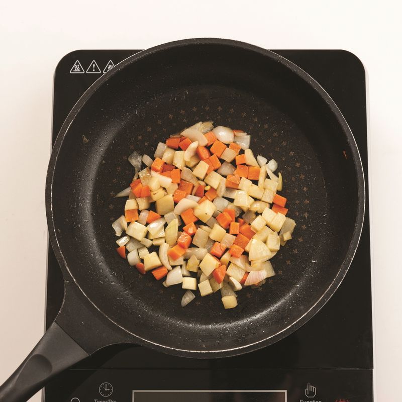 달군 팬에 버터를 녹인 뒤 중약불에서 양파를 넣고 색이 투명해질 때까지 볶아준 뒤 깍둑 썬 당근, 감자를 넣고 5분간 볶아주세요.