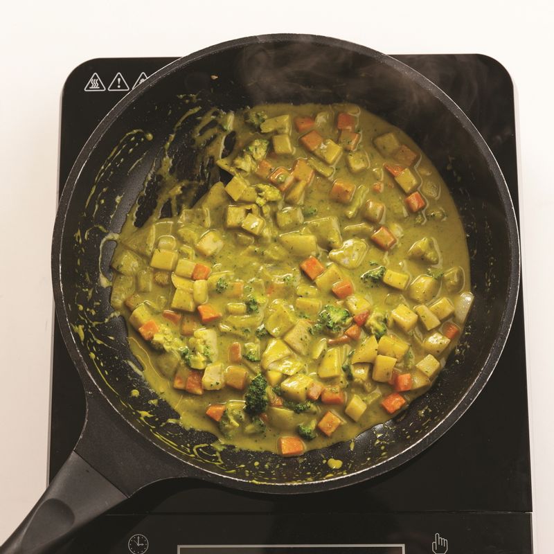 카레물을 넣고 저어가며 중약불에서 5분 끓인 뒤, 순서 1을 섞고 한 번 더 끓여주세요.