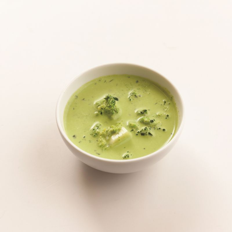 팔락파니르을 위한 재료 이미지로 브로콜리,시금치,우유,버터,양파 등으로 구성 되어있습니다.