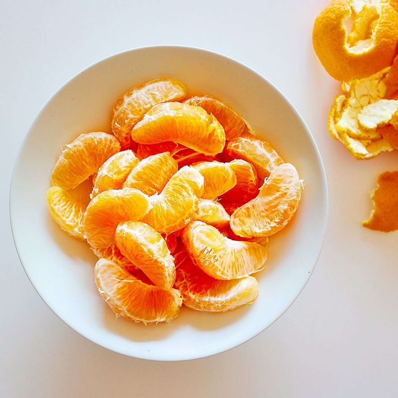 한라봉을 깨끗하게 씻은 후 껍질을 벗겨주세요.