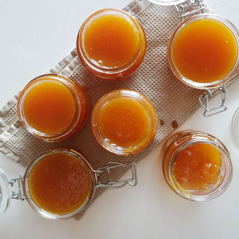 잼이 뜨거울 때 병에 넣고 뒤집어 보관해주세요.
TIP. 뒤집어 보관하면 진공상태가 유지되고 뚜껑을 열 때 뻥 소리가 나요.