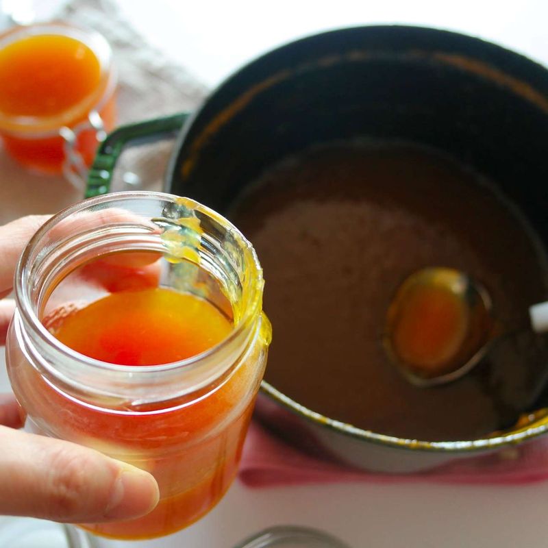 1시간 30분간 끓여 적당히 흘러내릴 정도에서 불을 끈 후 소독한 유리병에 담아주세요.