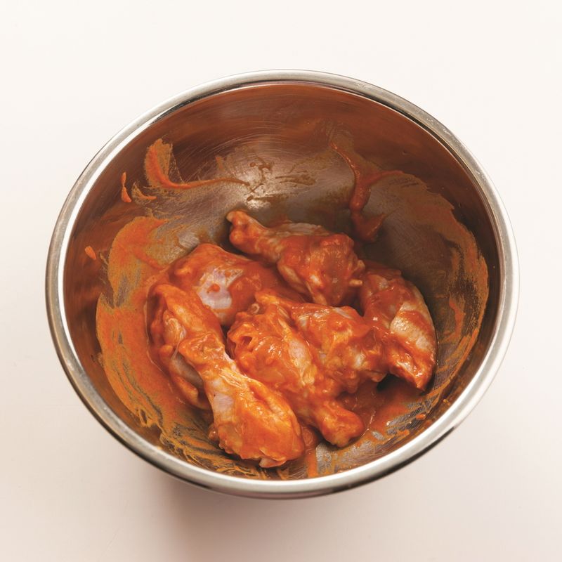 탄두리치킨을 위한 재료 이미지로 닭다리,닭날개,꿀 등으로 구성 되어있습니다.