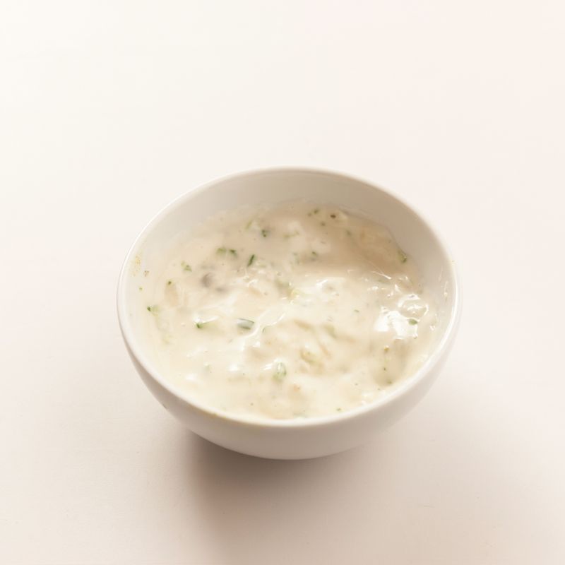 볼에 순서 1과 휘핑크림, 마요네즈, 꿀, 양파시즈닝가루를 한데 넣고 되직하게 섞어주세요.