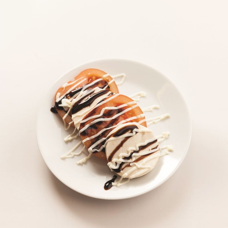 슬라이스한 토마토와 순두부를 포갠 뒤 발사믹드레싱과 순서 2를 번갈아 가며 뿌려주세요.