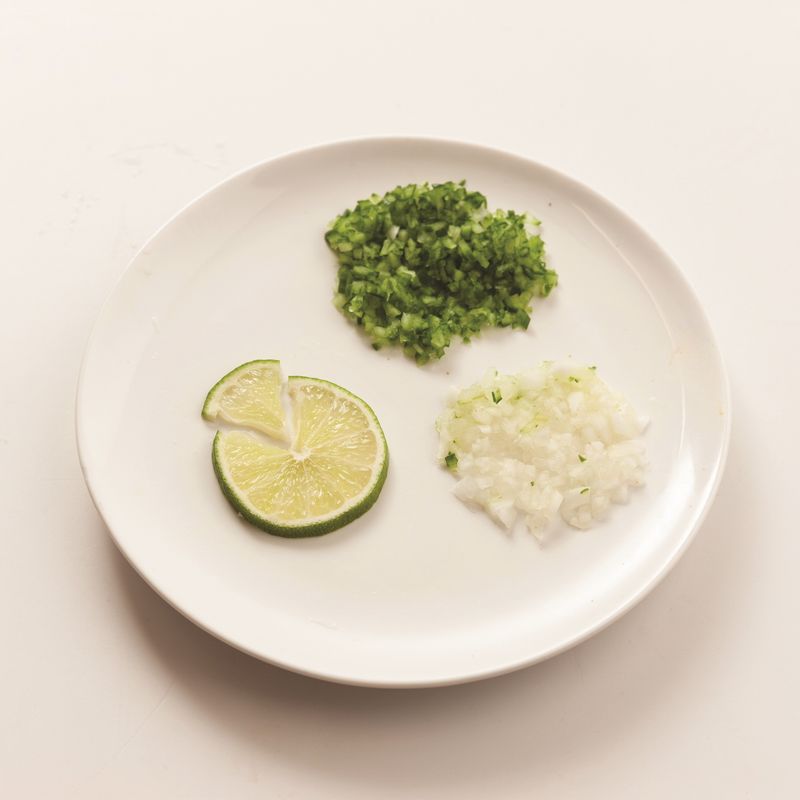 토마토두부카프레제와 라임드레싱을 위한 재료 이미지로 슬라이스 토마토,슬라이스 순두부,어린잎 채소,발사믹 드레싱 등으로 구성 되어있습니다.