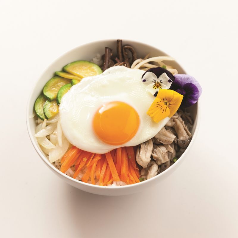 그릇에 밥과 나물, 달걀프라이, 깨끗이 씻은 식용꽃 순으로 담아주세요.