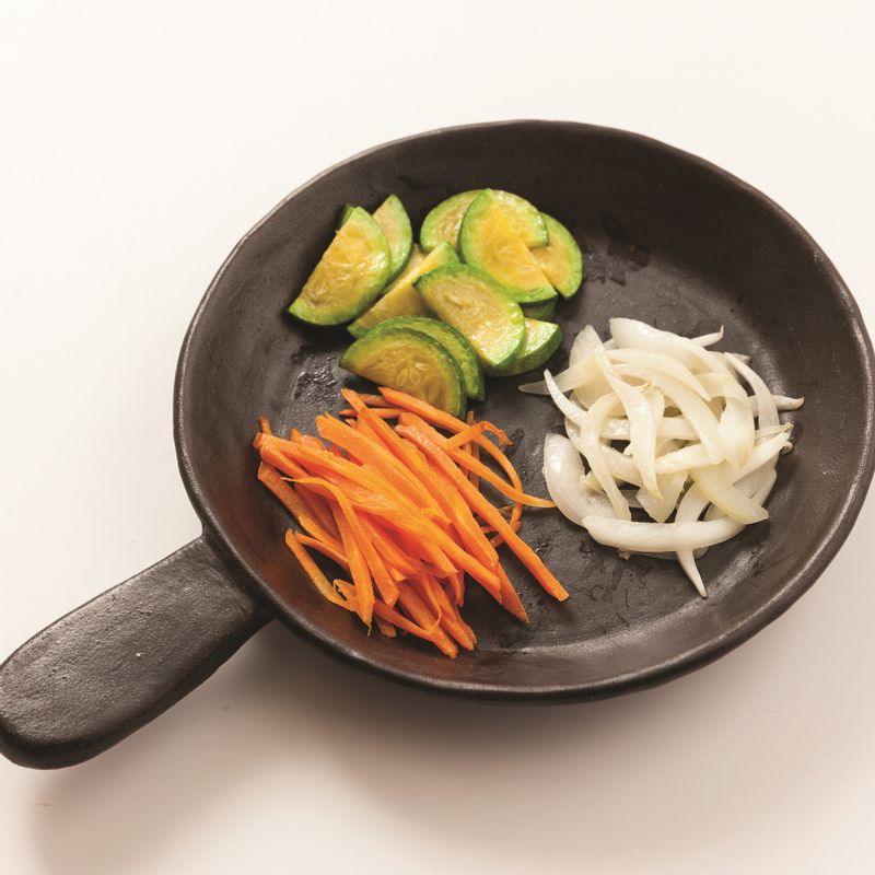 꽃비빔밥과 훈제오리고추장을 위한 재료 이미지로 도라지,고사리,느타리버섯,양파,애호박 등으로 구성 되어있습니다.