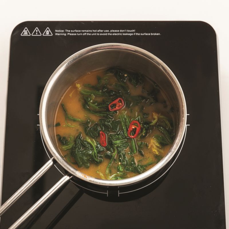 섬초, 다진 마늘, 어슷하게 썬 홍고추를 넣고 중약불에서 5분 더 끓여주세요.