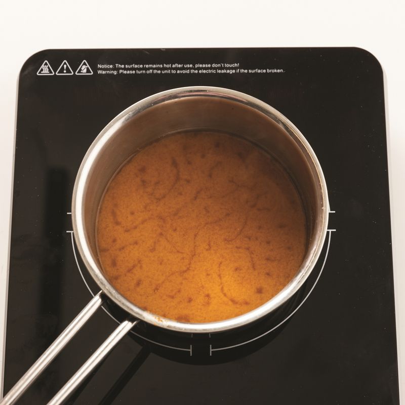 멸치·다시마 육수에 된장을 풀어서 넣고 강불에서 5~6분간 끓여주세요.