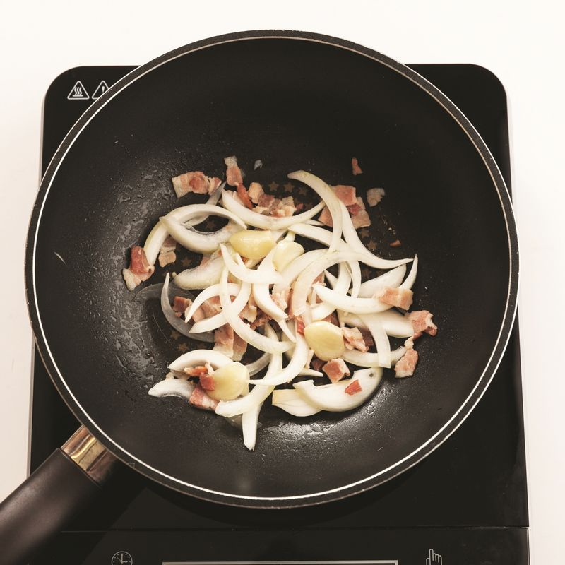 달군 팬에 버터를 녹인 뒤 슬라이스한 마늘과 양파, 2cm 길이로 썬 베이컨을 넣고 중약불에서 3분간 볶아주세요.