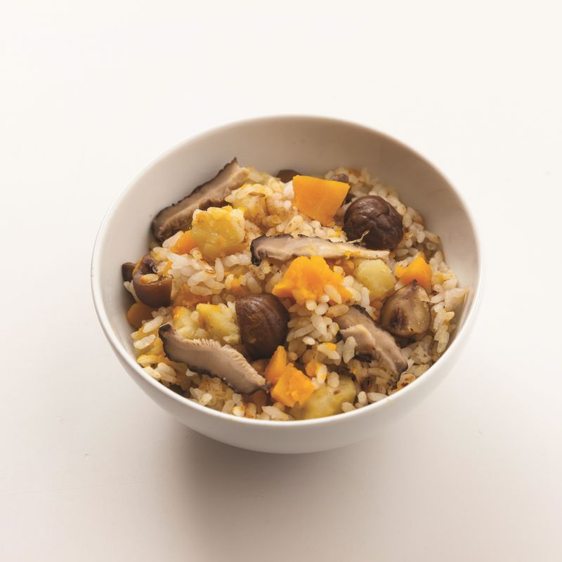 전기밥솥에 먹기 좋게 썬 호박고구마, 단호박, 맛밤과 슬라이스한 표고버섯 그리고 미리 30분간 물에 불려놓은 찹쌀, 맵쌀을 넣고 생수를 부은 뒤 밥을 지어주세요.