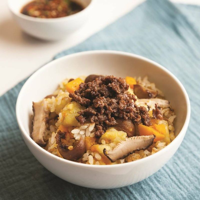 밥에 양념장을 곁들여 잘 비빈 후 맛있게 즐기세요!