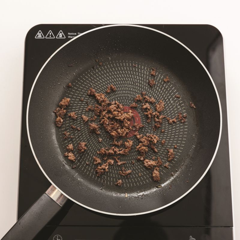 달군 팬에 카놀라유를 두른 뒤 분량의 밑간 재료에 20분간 재워둔 소고기 다짐육을 넣고 중불에서 볶아주세요.