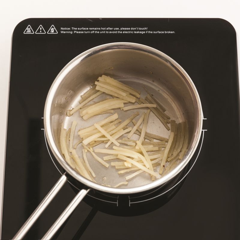 들깨무채국을 위한 재료 이미지로 무우,멸치 다시마 육수,다진 마늘,들기름,들깨가루 등으로 구성 되어있습니다.