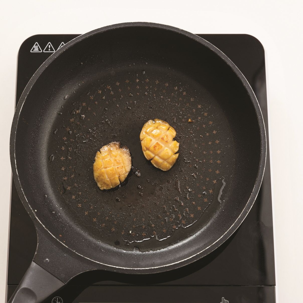 달군 팬에 카놀라유를 두른 뒤, 손질 후 칼집 낸 전복을 약불에서 노릇노릇하게 구워주세요.