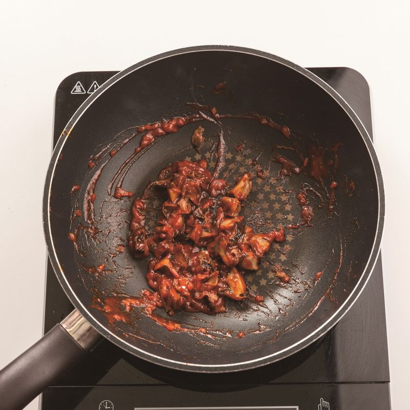 적당히 자른 골뱅이를 넣고 중불에서 1분 더 볶아주세요.
