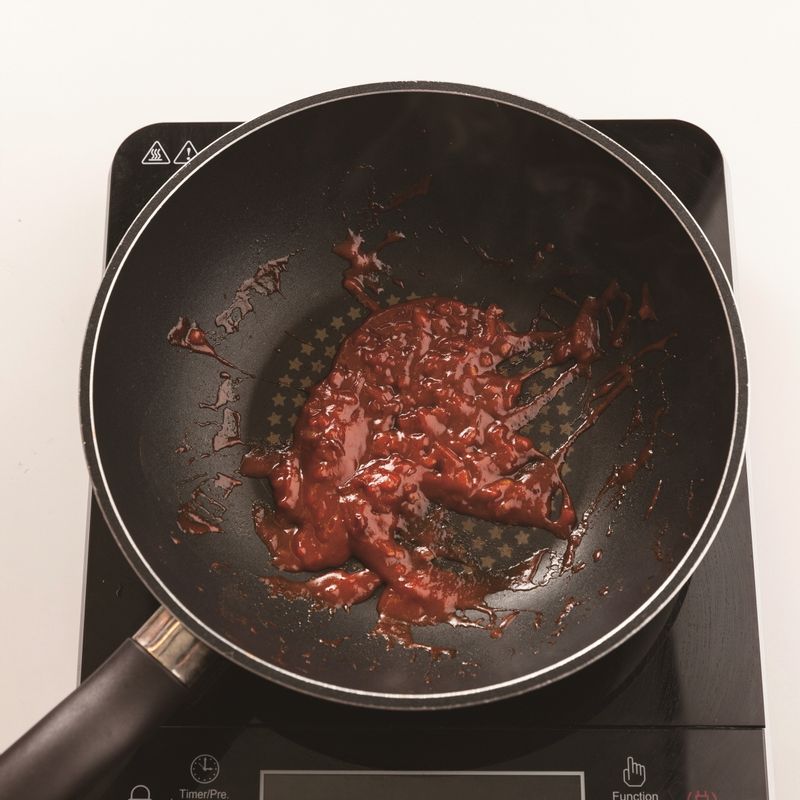 달군 팬에 분량의 양념 재료를 넣고 중약불에서 3분간 볶아주세요.