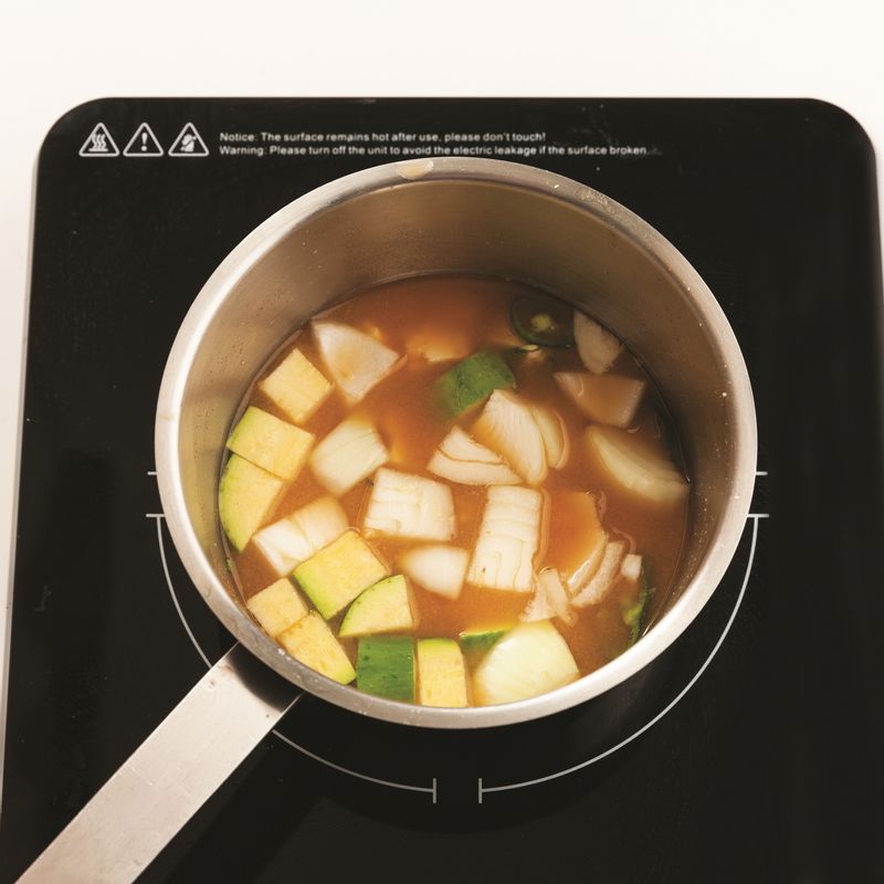 미소 청국장을 위한 재료 이미지로 두부,애호박,양파,청양고추,대파 (10cm) 등으로 구성 되어있습니다.