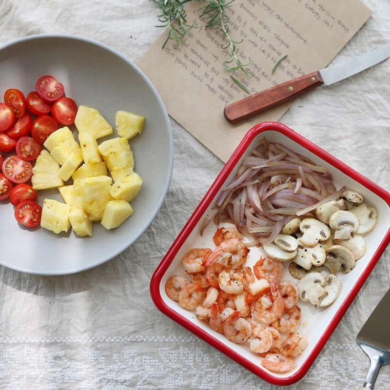 양파는 채 썰고 방울토마토, 양송이버섯, 파인애플은 먹기 좋게 잘라주세요. 팬에 올리브오일을 두른 후 양파, 양송이버섯, 칵테일새우 순으로 볶습니다.
볶을 때 소금, 후추로 간을 해주세요.