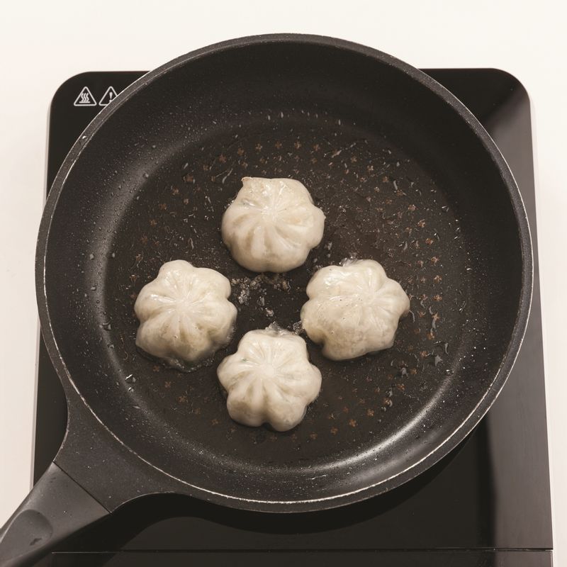 달군 팬에 카놀라유를 두른 뒤 감자만두를 넣고 뚜껑을 덮은 채 약불에서 4분간 구워주세요.
*Tip. 냉동만두는 달군 팬에 기름 1술, 물 1술을 넣고 뚜껑을 닫은 채 약불에서 구우세요!