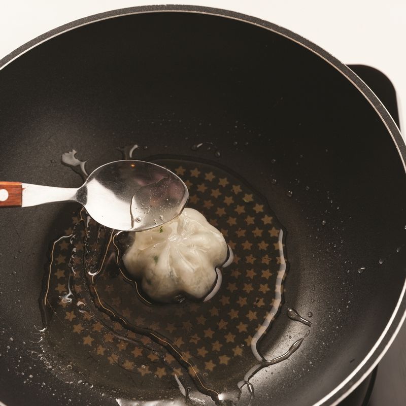 시럽 재료를 넣고 약불에서 2분 끓인 뒤 불을 끄고 만두를 넣어 시럽을 묻혀주세요.