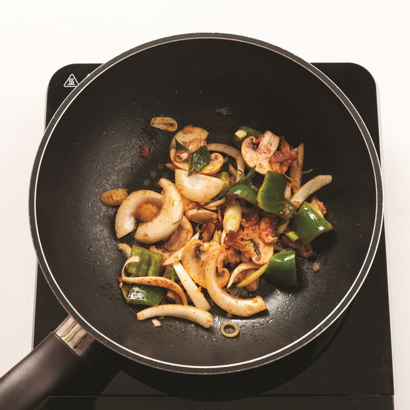 날치알 투움바 파스타을 위한 재료 이미지로 스파게티면,펜네,카놀라유,베이컨,마늘 등으로 구성 되어있습니다.