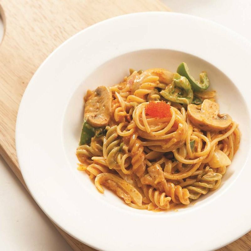 그릇에 옮겨 담아 피클 등을 곁들여 맛있게 음미하세요!