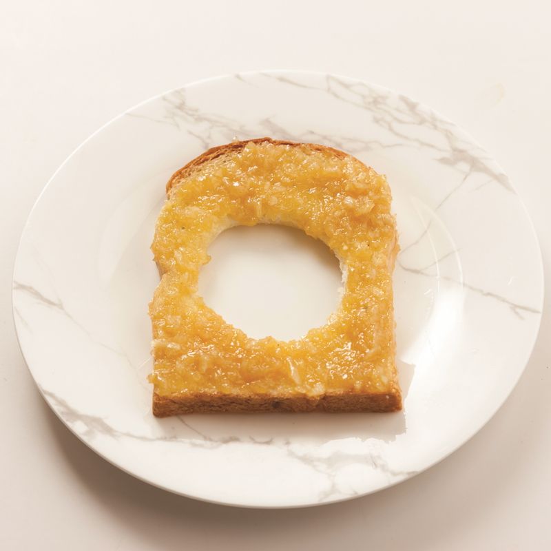 식빵 가운데에 구멍을 뚫고 순서 1을 듬뿍 발라주세요.