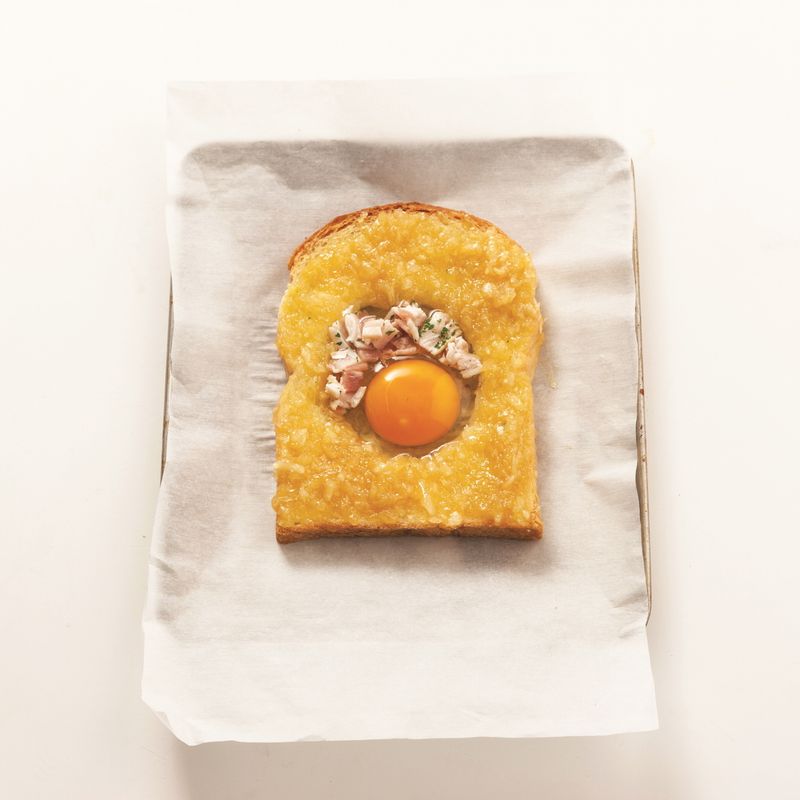 식빵 구멍에 달걀을 깨 넣고 파슬리, 잘게 다진 베이컨을 흰자 위에 올린 뒤 190℃로 예열한 오븐에 170℃로 8분 구우면 완성이예요.
*Tip. 오븐 팬은 유산지를 깔아 사용하거나 오븐 팬 바닥에 카놀라유를 바른 뒤 구워주세요!