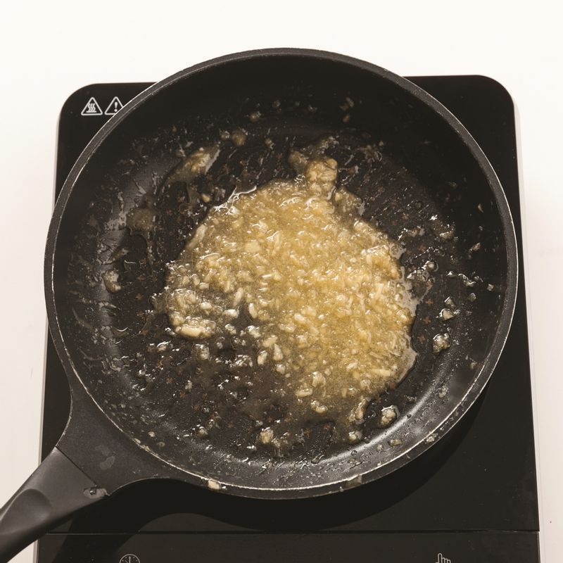 달군 팬에 버터를 녹인 뒤 다진 마늘을 넣고 약불에서 볶은 후 설탕, 올리고당을 넣고 걸쭉해질 때까지 졸여주세요.
*Tip. 마늘은 투명해질 때까지 볶아야 매운맛이 없어집니다.