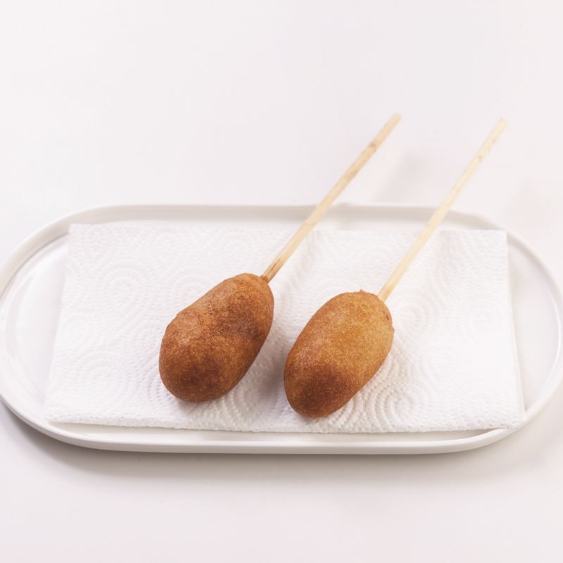 냄비에 카놀라유를 넣고 끓이다가 카놀라유가 180℃가 되면 순서 2를 넣어 3분간 튀겨주세요.
*Tip. 핫도그는 세운 채 골고루 익게 돌려가며 튀기다가 반죽이 익으면 눕힌 채 튀겨주세요!