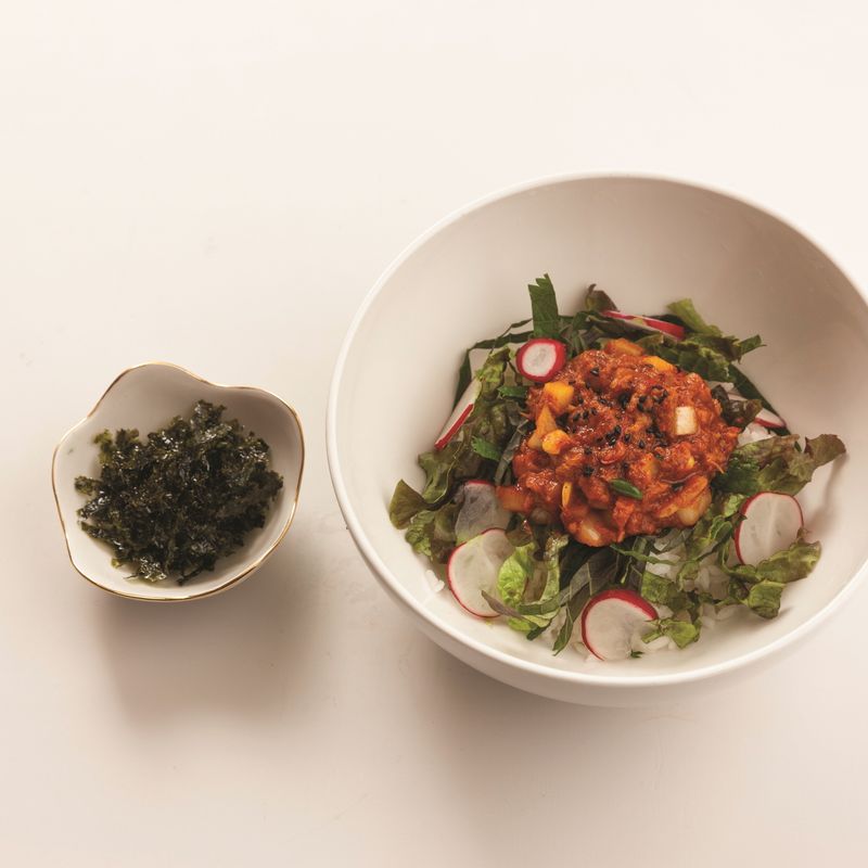 그릇에 순서 3과 밥, 래디쉬, 상추, 깻잎을 담고 고명을 올리면 완성이예요.