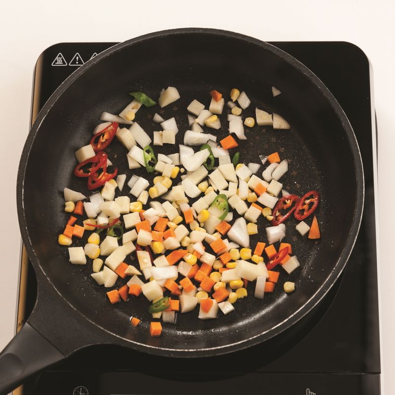 고추 참치 비빔밥을 위한 재료 이미지로 밥,래디쉬,상추,깻잎,참치통조림 등으로 구성 되어있습니다.