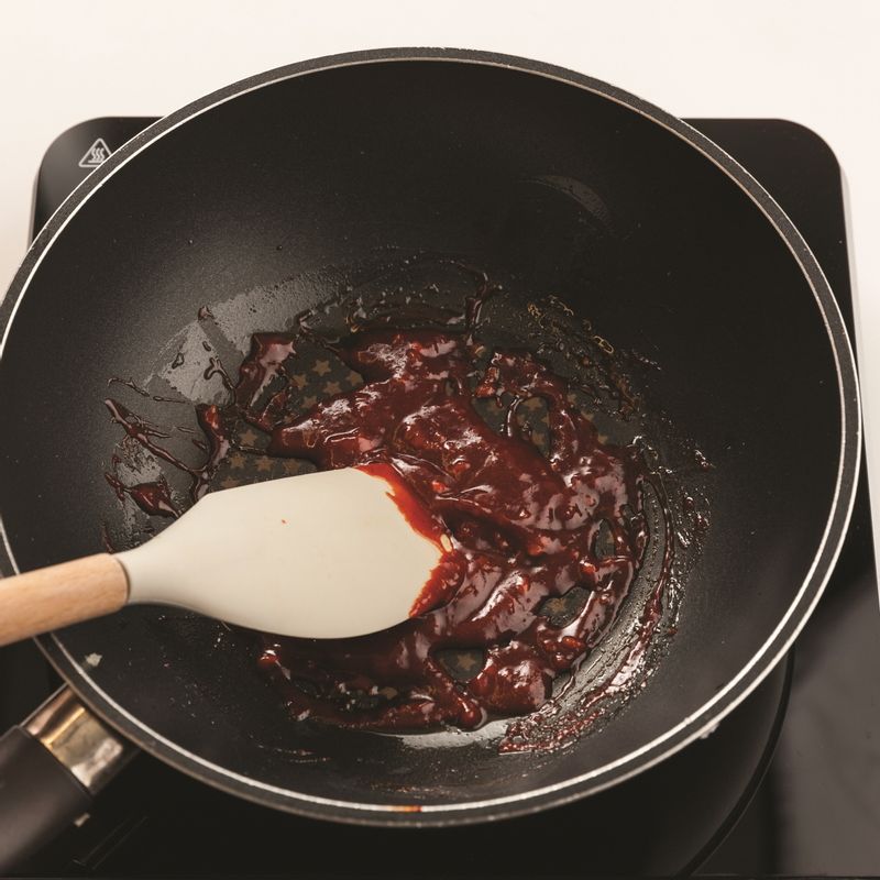 팬에 카놀라유를 두른 뒤 양념 재료를 넣고 중약불에서 저어가며 볶아주세요.