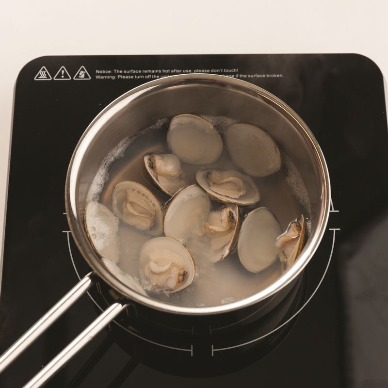 백합조개가 입을 벌리면 다진 마늘, 소금을 넣고 끓이다 중불로 줄이고 거품을 걷어내 주세요.
*Tip. 새우젓을 넣으면 감칠맛이 생겨요!