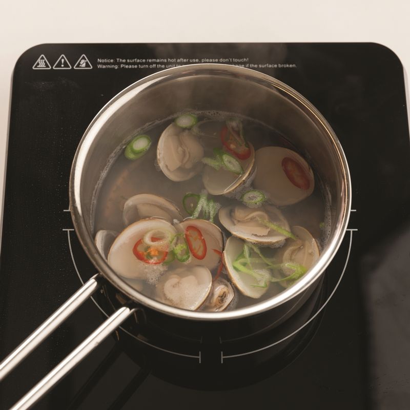 어슷하게 썬 대파와 홍고추, 청양고추를 넣고 끓여주세요. 모자란 간은 소금으로 맞춰주세요.