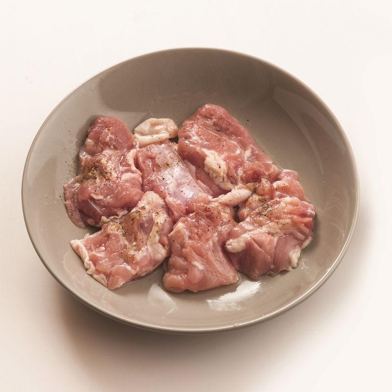 닭다리살에 칼집을 내고 밑간하여 10분간 재워 두세요.
*Tip, 닭의 비린내를 제거하고 싶다면 우유에 담근 뒤 씻어서 밑간하는 것도 좋아요.