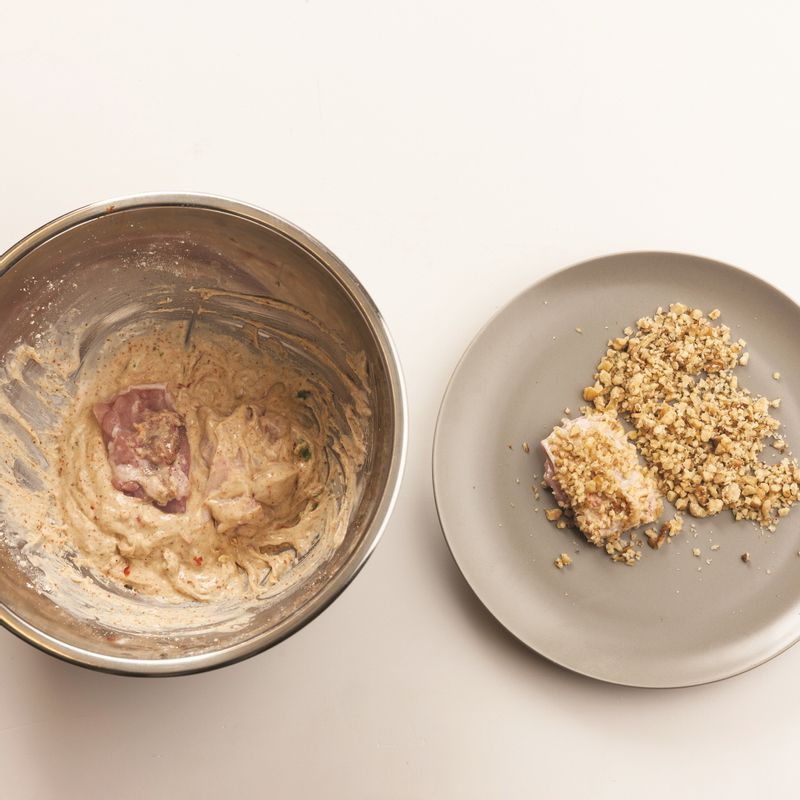 볼에 반죽 재료를 넣고 섞은 뒤, 닭다리살에 반죽, 호두분태 순으로 골고루 묻혀주세요. 고추는 잘게 다져서 넣어주세요.