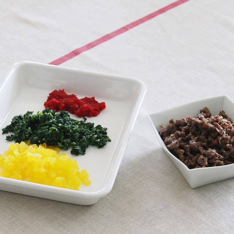 다진 쇠고기는 키친타월로 핏물을 제거하고 양념을 한 후 달군 팬에 볶아주세요. 
취나물과 단무지는 물기를 꼭 짜서 다지고 우메보시는 씨를 제거하여 잘게 다져주세요.