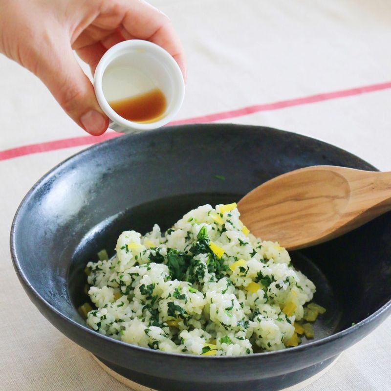 밥에 참기름, 소금, 통깨를 넣어 골고루 버무린 후 반은 취나물, 단무지를 넣어 섞고 반은 우메보시를 넣어 섞어주세요.