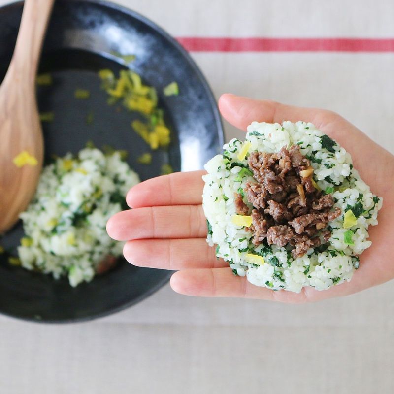 밥을 주먹 크기로 뭉친 후 볶은 쇠고기를 넣고 삼각형 모양으로 만들어주세요.