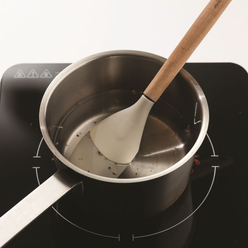 냄비에 끓임 재료를 넣고 끓이다 물이 끓으면 현미식초를 넣고 1~2분 더 끓인 뒤 불을 끄고 칼리만시액을 넣어 섞어주세요.
*Tip. 칼라만시액은 산성이 강하니 위장이 좋지 않다면 양을 줄여서 넣으세요.