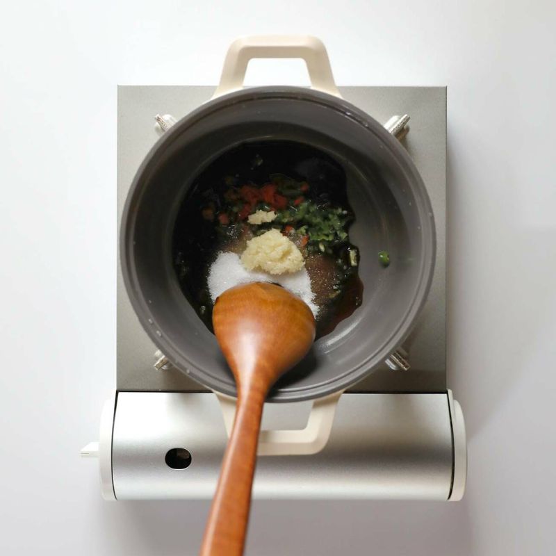 대파는 잘게 다지고 청양고추, 홍고추는 어슷하게 썬 뒤 잘게 다져주세요. 달군 냄비에 대파, 청양고추, 홍고추, 진간장, 굴소스, 설탕, 마늘, 식초를 넣고 끓인 뒤 끓어오르면 3분 정도 뒤에 불을 꺼주세요.