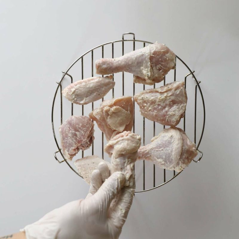 닭을 에어프라이어에 넣어 230℃에서 앞뒤로 15분씩 30분을 익혀주세요.
*Tip. 에어프라이어에서 익히면 닭 껍질을 제거하지 않아야 더 맛있어요! 성능에 따라 온도와 시간이 달라지므로 중간 중간 상태를 꼭 확인해주세요.