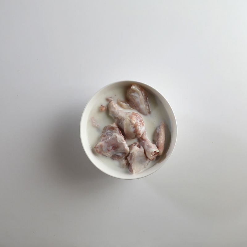손질한 닭을 30분 정도 우유에 담가놔 주세요.
